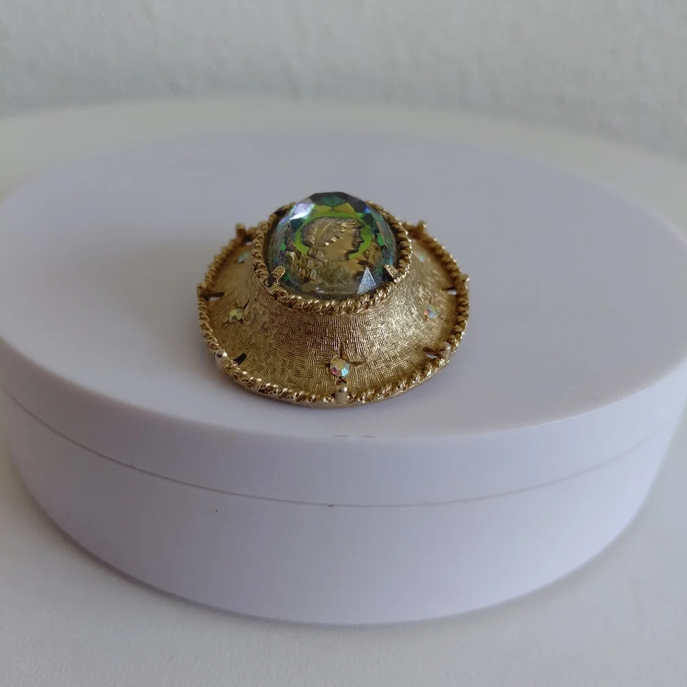 1968 Judy Lee Faceted Heliotrope Glass Reverse Cameo Broch  Enhancer Aurora Bor